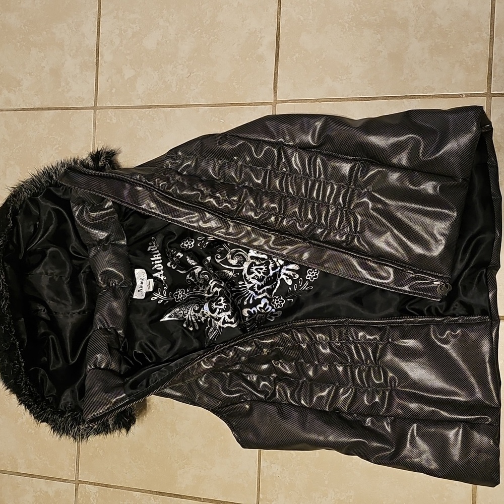 Adiktó brand vest with a faux fur-trimmed hood.